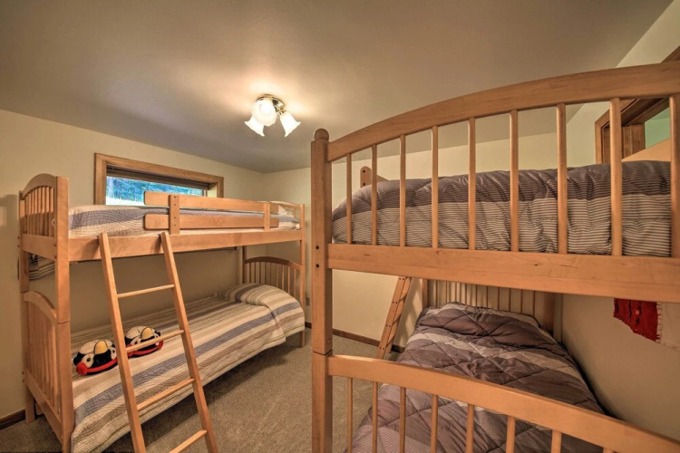 Large Cabin w/ Fire Pit + Grill on 34 Acres!
