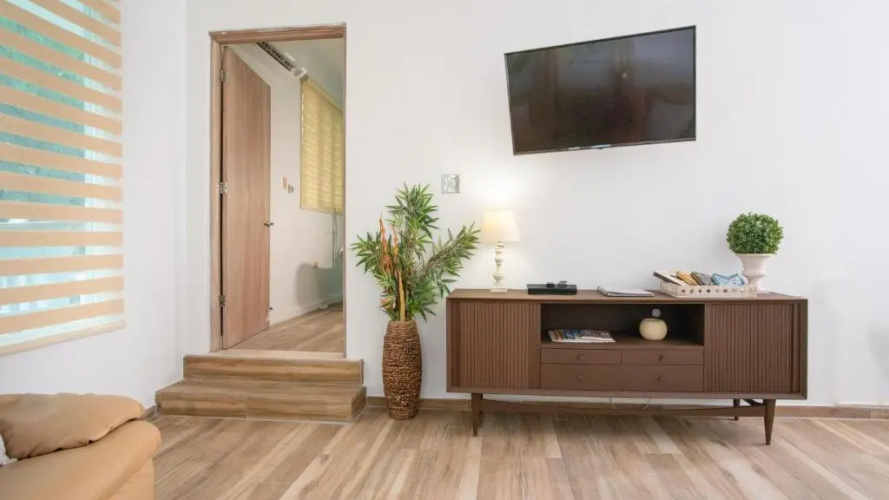 Suite 3 with private pool, tub and king size bed