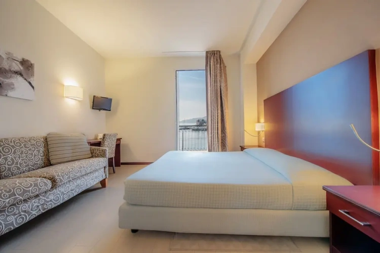 Standard Triple room with balcony and with sea view