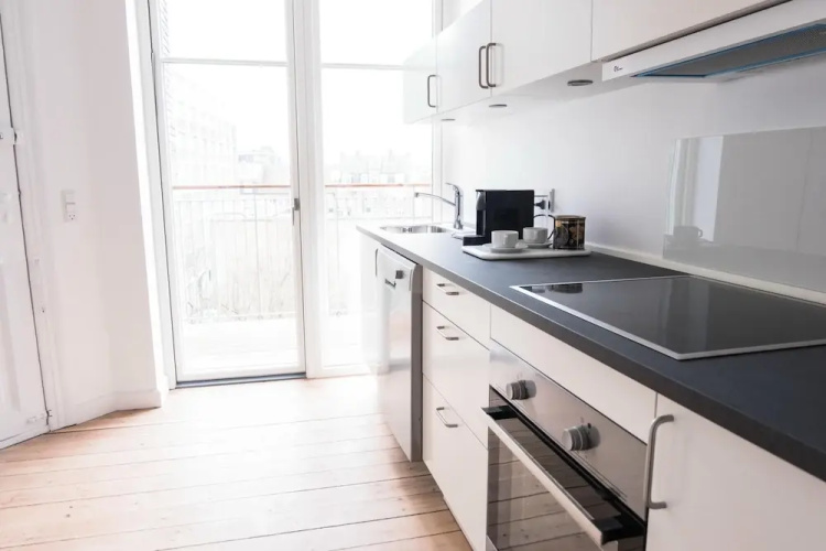 Beautiful 2-bed With Large Balcony