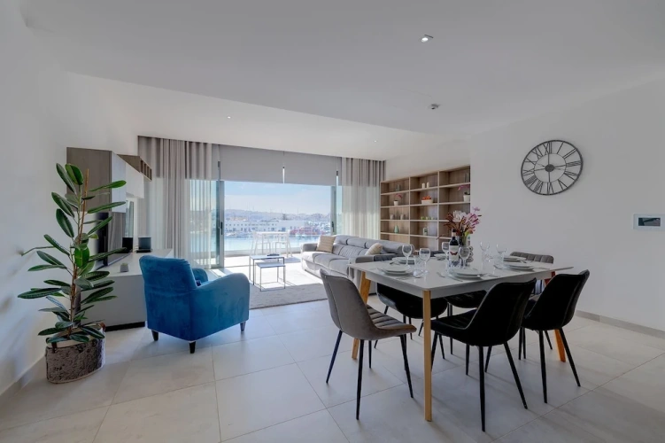 3 Bedrooms Apartment