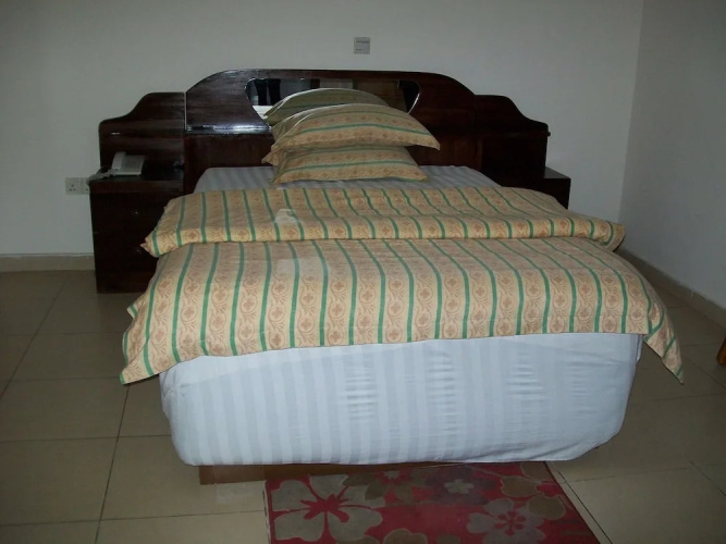 Ampoma Hotel