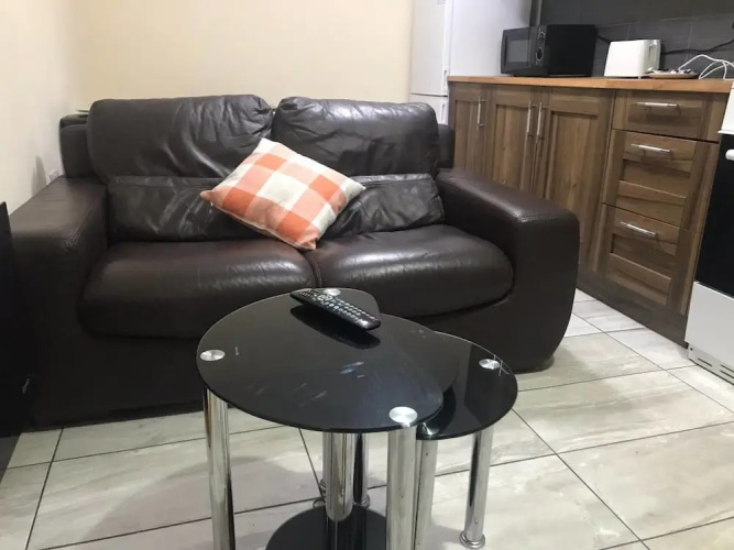 Contemporary 2 bed Apt 13
