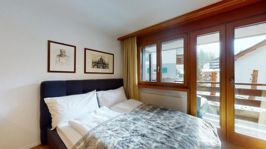 Bright studio with balcony & view to the Matterhorn