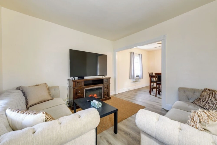 2 Bedrooms Apartment