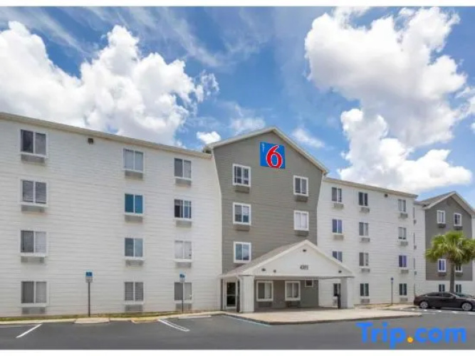 Motel 6 Suites Fort Myers Fl - Fort Myers, FL