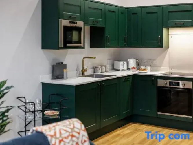 Spacious Seaside 2-Bed Apt w/ Free Gym & Parking