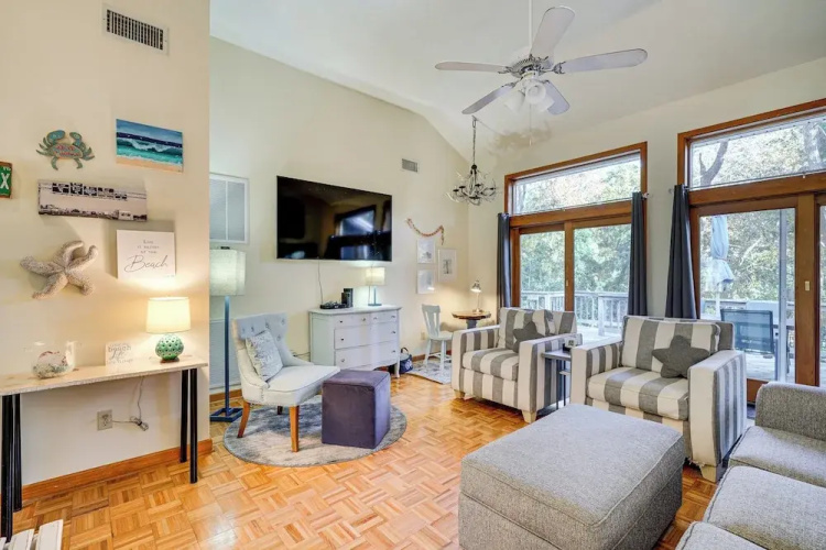 1 Mi to Beach Access: Southern Shores Gem w/ Deck