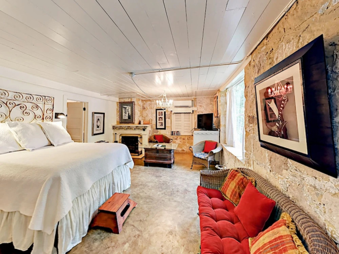 1Br Boutique Studio Historical by RedAwning