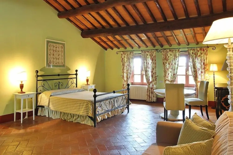 5 Bedrooms Apartment