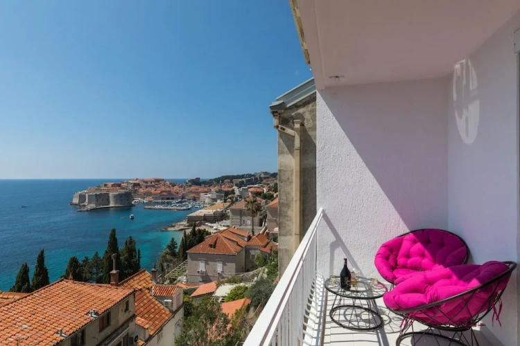 3 Bedrooms Apartment