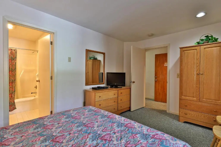 Cedarbrook Queen Suite 108