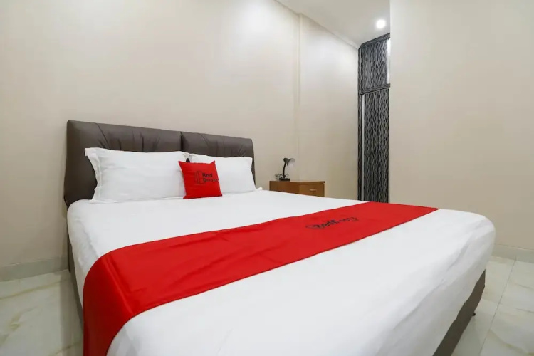 RedDoorz Plus near Dharmawangsa