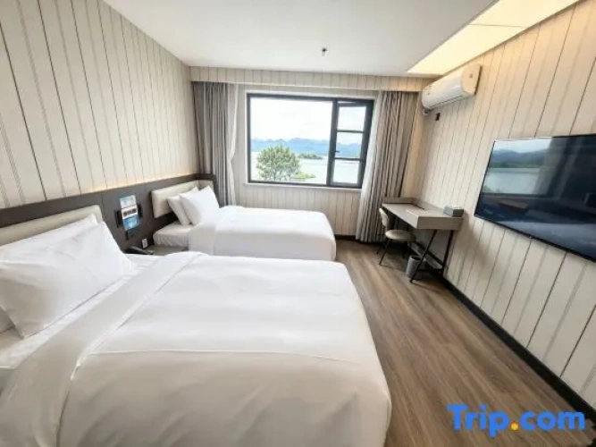 Standard Twin room with lake view