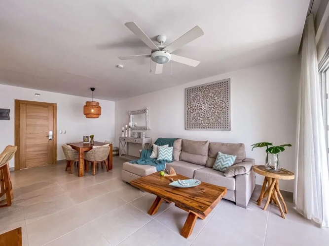 Luxury 2 bed Condo Just Steps From the Beach