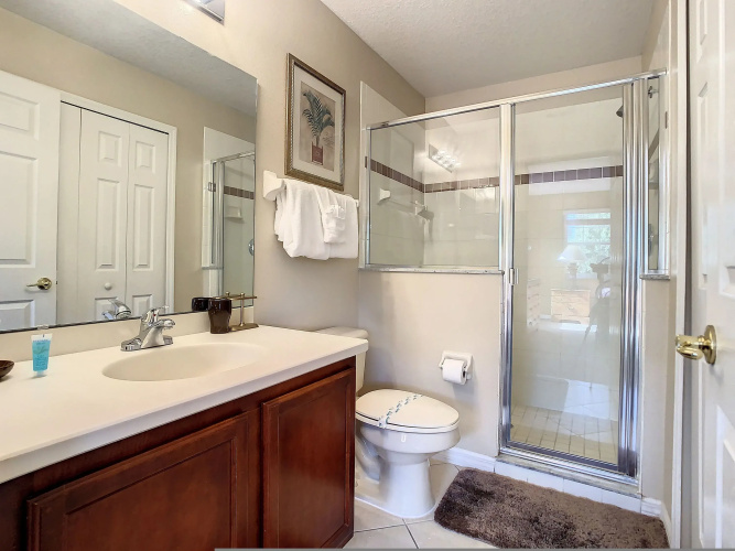Fantastic 7 Bed 6 Bath in Prestigious Gated Comm