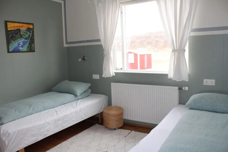 Stóri-Bakki Guesthouse with hot tub