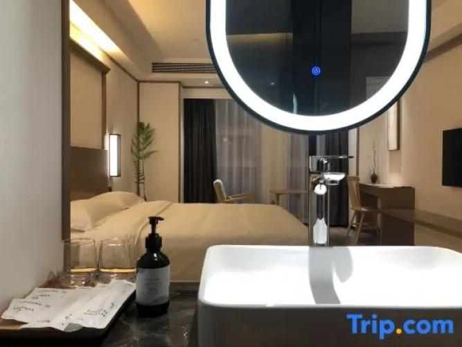 Deluxe Double room with city view