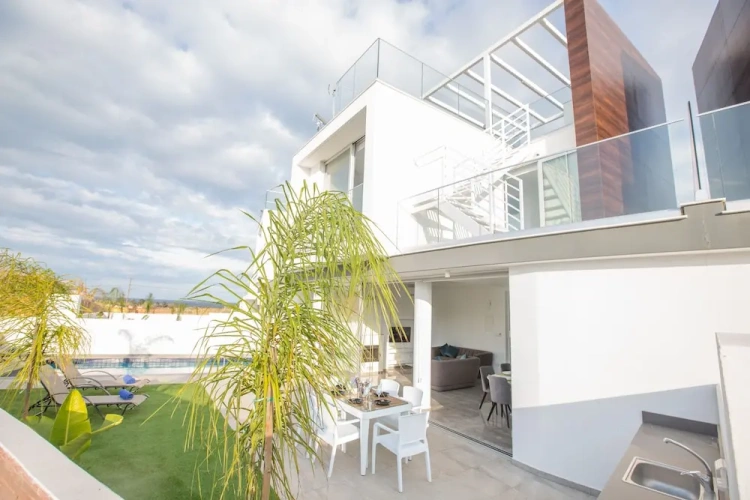 2 Bedrooms Villa