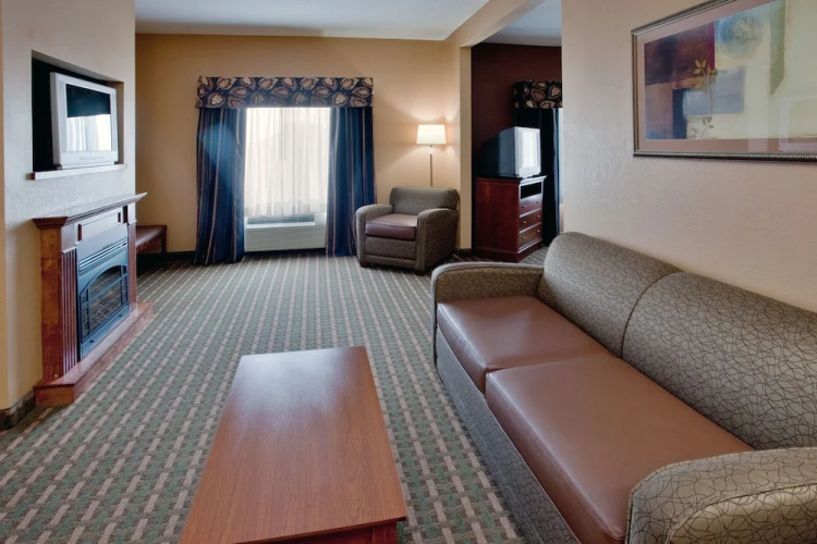 Holiday Inn Express & Suites Suffolk