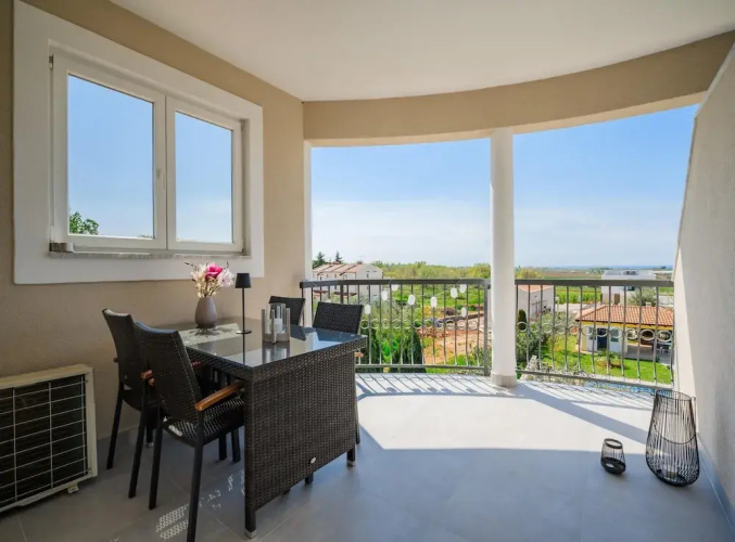 Bright Apartment With Communal Pool