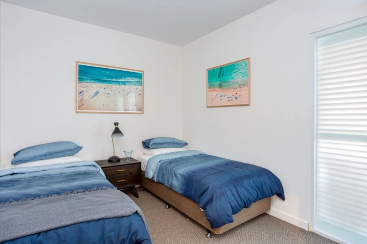 Blue Waters on the Beach: absolute beachfront, views