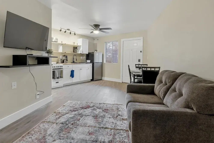 Modern Studio Apartment With Queen Bed