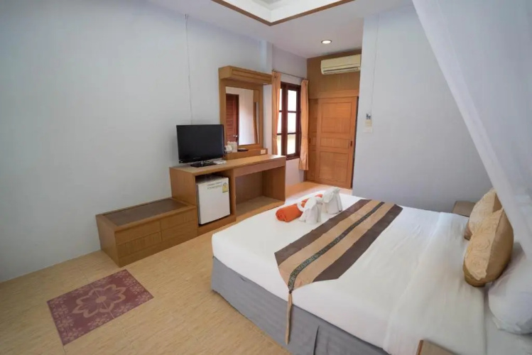 Tonsai Bay Resort