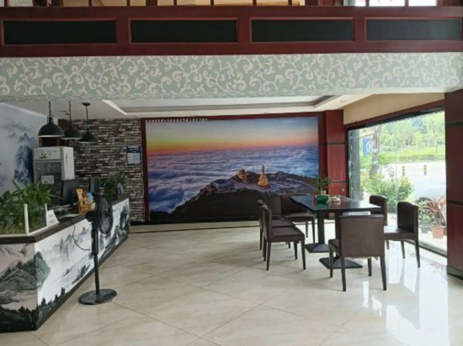 Emeishan Chunnuan Huayi Theme Hotel