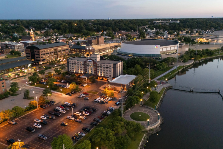 Wyndham Moline On John Deere Commons photo 19