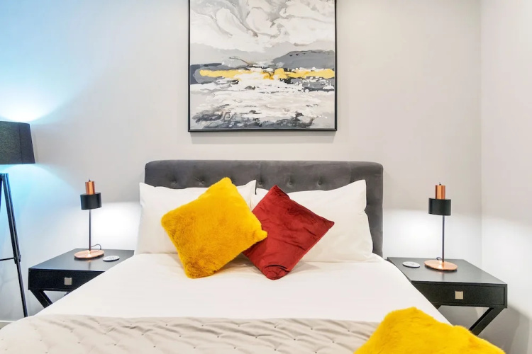Chic & Stylish Apartment with Parking