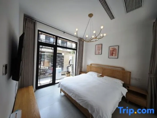 3 Bedrooms Standard Double room with courtyard view