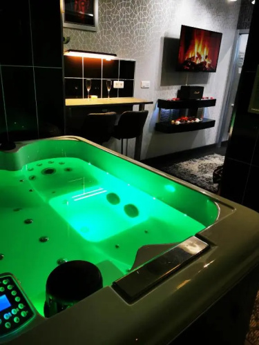 Chambre avec jacuzzi dans hangar insolite