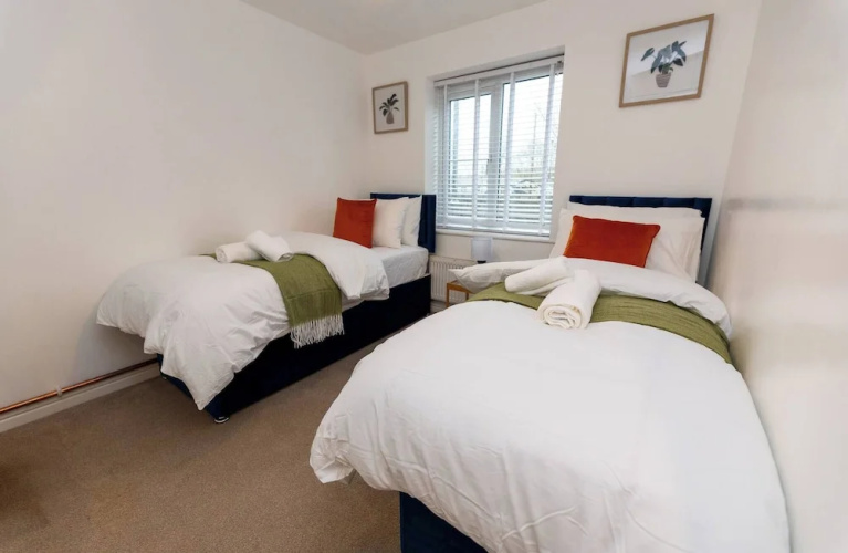 Charming 5-bedroom Townhouse in Central Gloucester