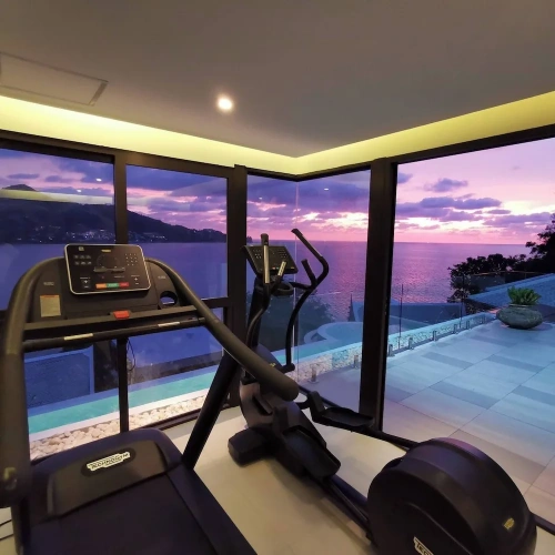 6 Bedrooms Villa