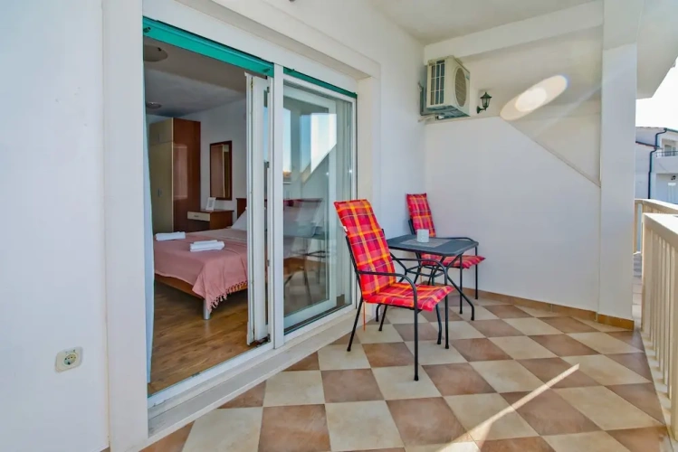 Apartment with balcony and with sea view