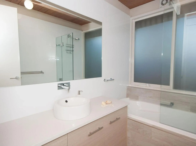 Large 4 Bedroom Home - Pet Friendly