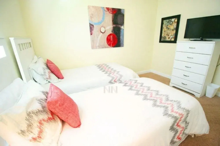 5 Bedrooms townhouse by RedAwning