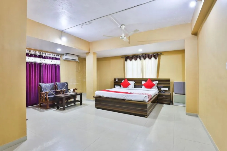 OYO 24833 Hotel Silver