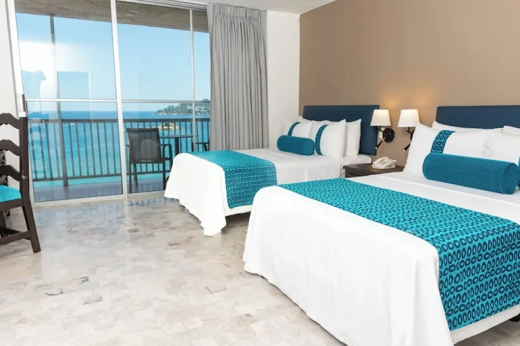 Standard Quadruple room with partial sea view