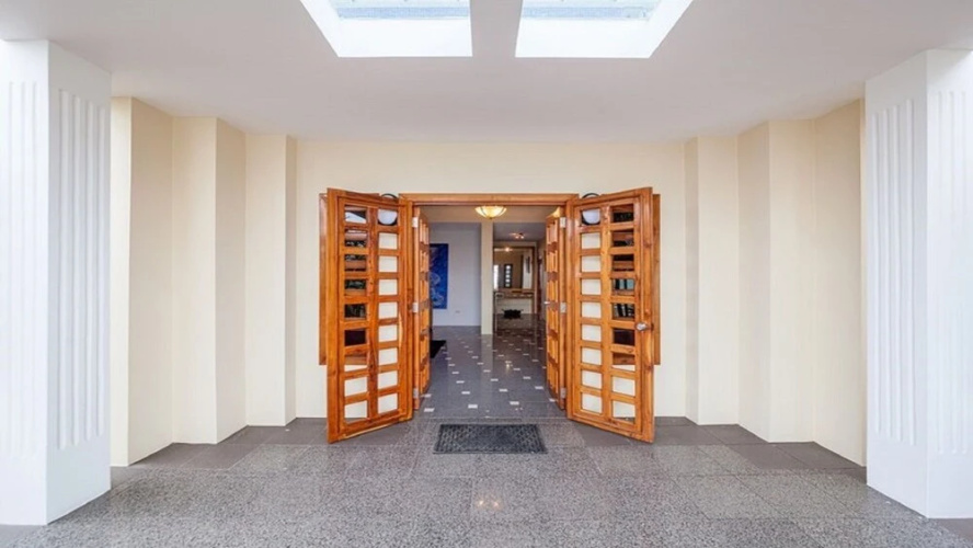 Absolute Beach Front Luxury 2 Bed Apartment