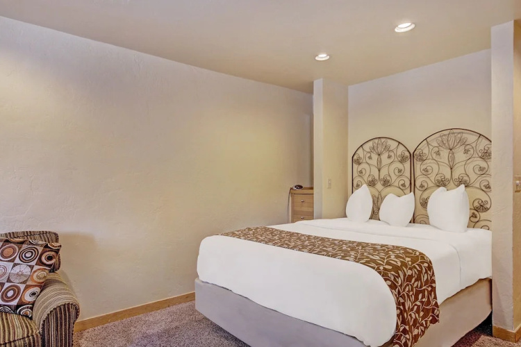 Stay Slopeside At Peak 9, Cozy Studio Steps To Apres& Dining Studio Bedroom Condo by RedAwning