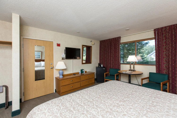 Commodores Inn