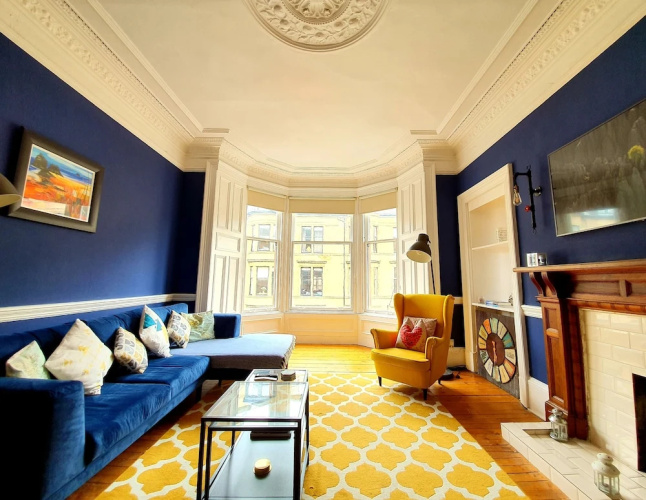 Gorgeous Light Apartment In West End