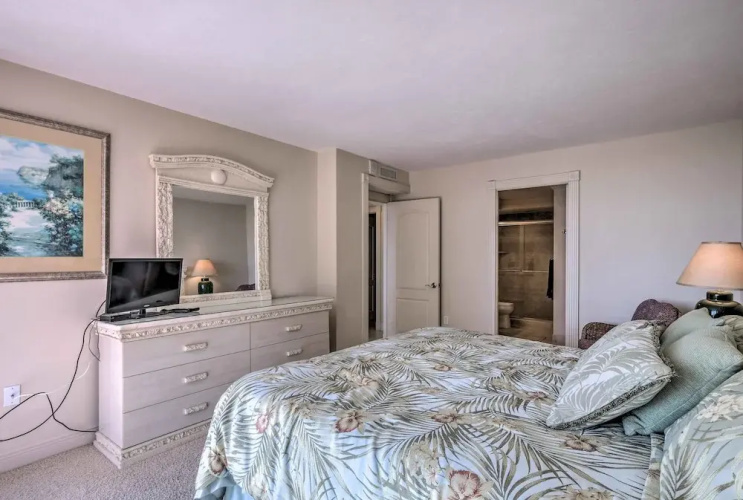 Sunny Getaway: Community Amenities, Walk to Beach!