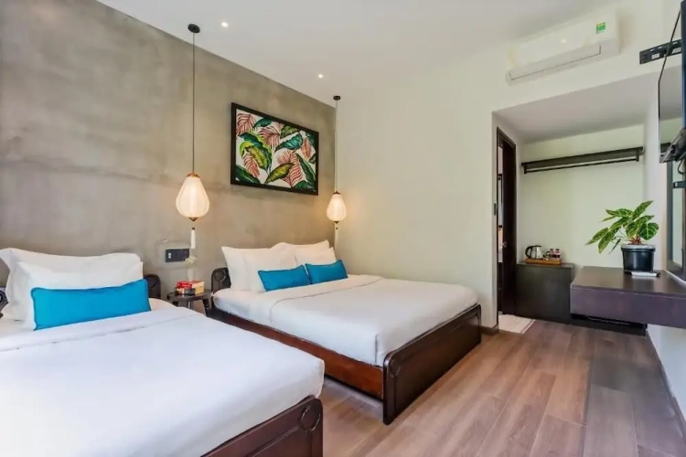 Standard Triple room with city view