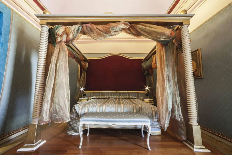 Royal Hotel