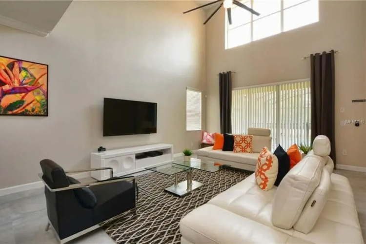 Amazing Home With Pool 8950