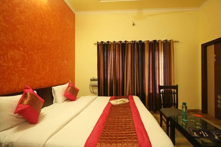 OYO 8240 Maan Residency