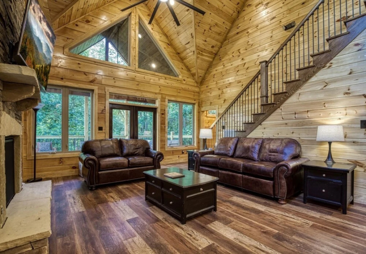 Bear Tracks Lodge 4 Bedroom Cabin by RedAwning